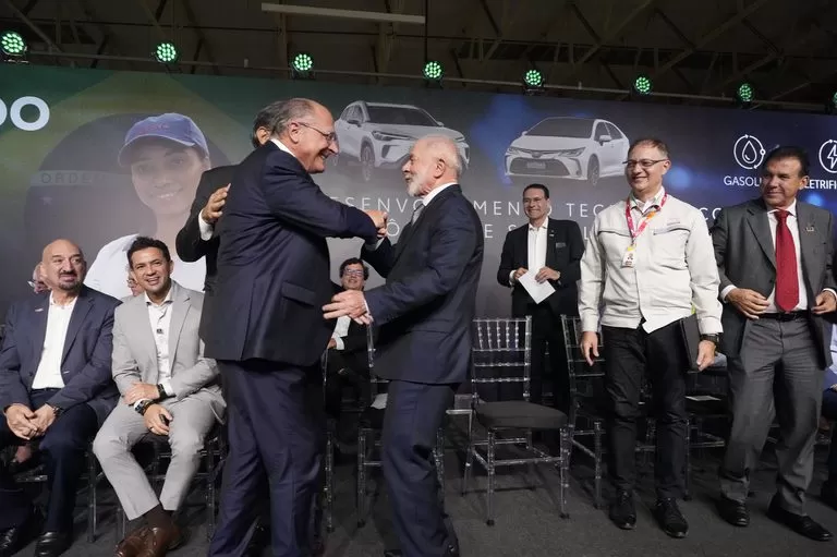 Em visita à Toyota, Alckmin celebra investimentos de R$ 11,5 bi. 'A indústria voltou no País'.