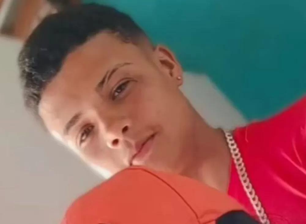 Adolescente é executado a tiros em área de matagal em Panelas.