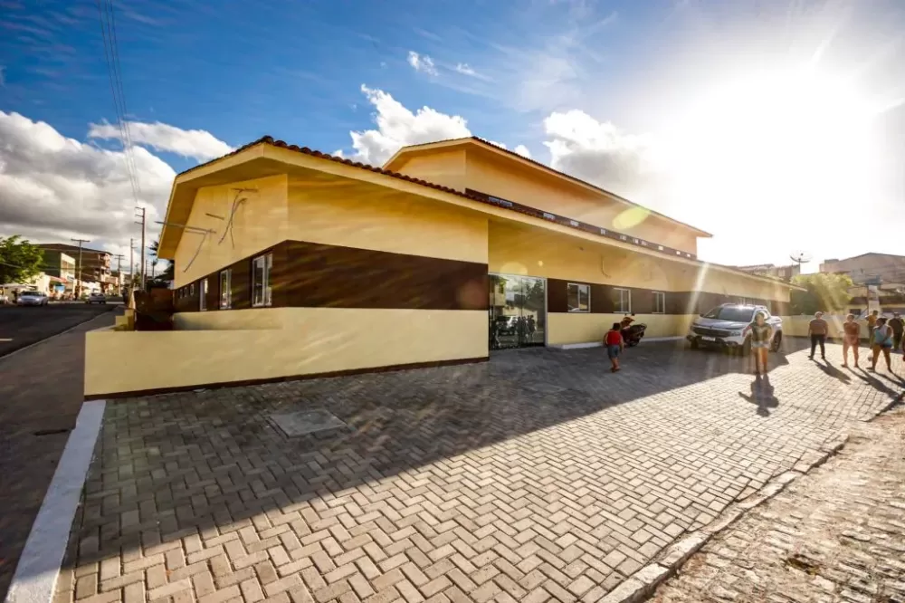 Homem é assassinado a tiros ao atender chamada na porta de casa em Gravatá.