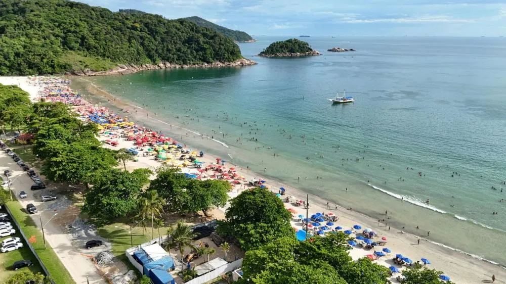 Com 27 praias em 22 km de costa: a Pérola do Atlântico tem a única areia da América do Sul com 16 anos de reconhecimento internacional