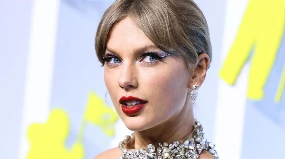 Taylor Swift é eleita a maior artista feminina do século 21.