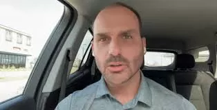 Cogito deixar cargo de deputado em definitivo, diz Eduardo à CNN.