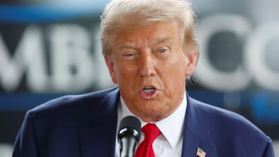 Trump ataca juízes que o contrariam e cria crise institucional nos EUA.