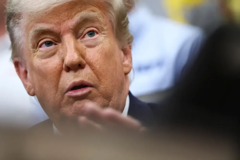 Trump assina ordem executiva para promover inovação e segurança em IA avançada