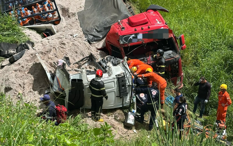 Acidente entre caminhões na BR-101 em Igarassu deixa dois feridos.