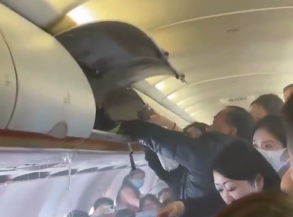 Voo faz pouso de emergência na China após power bank incendiar bagageiro.