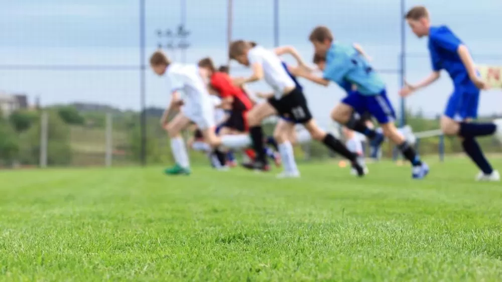 Jogador de futebol morre após lesão grave durante treino.