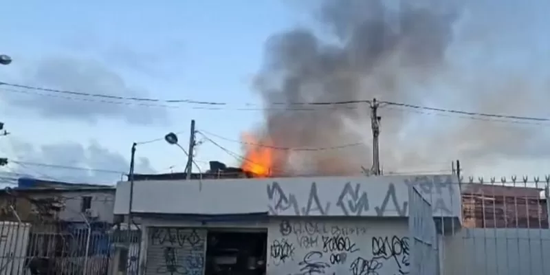 Incêndio atinge casa em Santo Amaro, no Recife.