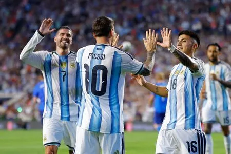 Com gol de Messi e Flaco López em campo, Argentina vence a Islândia em amistoso antes da Copa