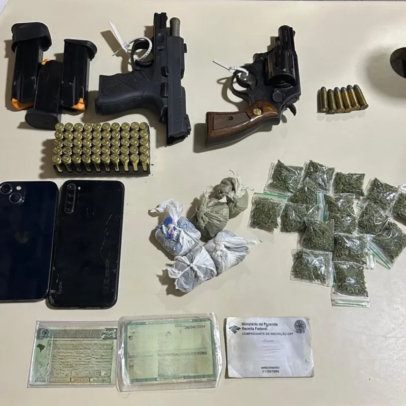 Polícia apreende armas e drogas em operação na BR-232, em Gravatá.