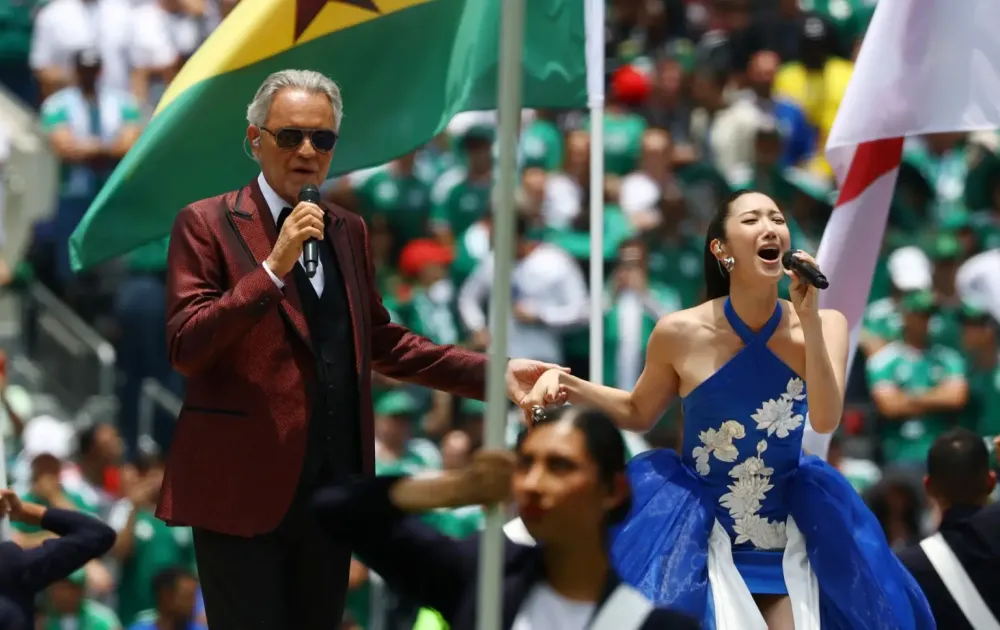 Salma Hayek abre primeiro jogo da Copa ao lado de Andrea Bocelli e estrela do K-Pop