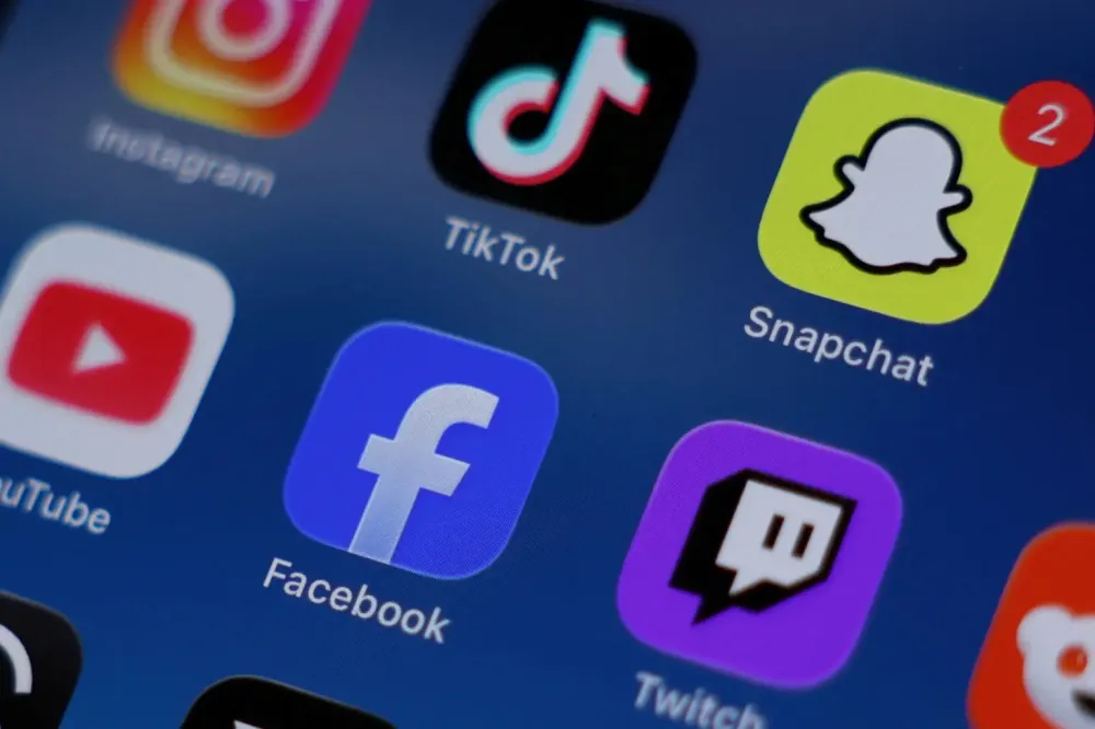 Reino Unido anuncia proibição de redes sociais para menores de 16 anos.