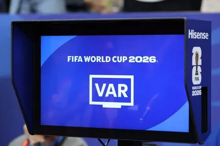Suposto gesto supremacista de VAR australiano em Alemanha x Curaçao é analisado pela Fifa