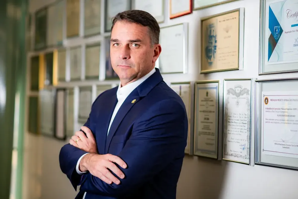 Flávio nega irregularidades com Vorcaro, critica Lula e diz que direita estará unida