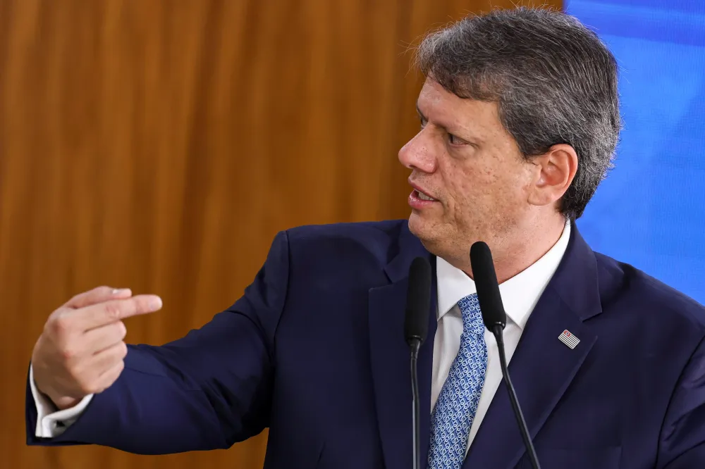 Tarcísio critica desorganização institucional e defende reforma política