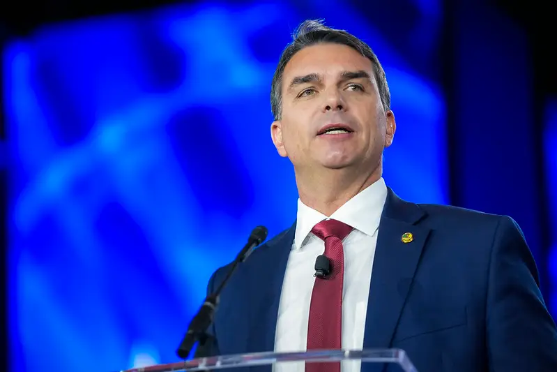 Flávio Bolsonaro: Depois da eleição, na transição, quero aprovar da fim da reeleição