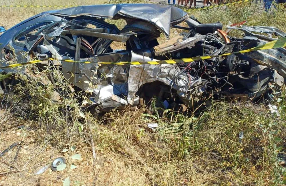 Avô e neto morrem após colisão frontal entre carros na BR-428, no Sertão de Pernambuco
