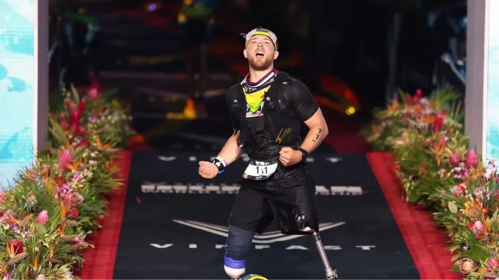 Após tragédia e amputação, piloto quebra recorde do Ironman.