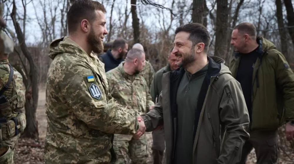 Zelensky visita soldados em região anexada pela Rússia.