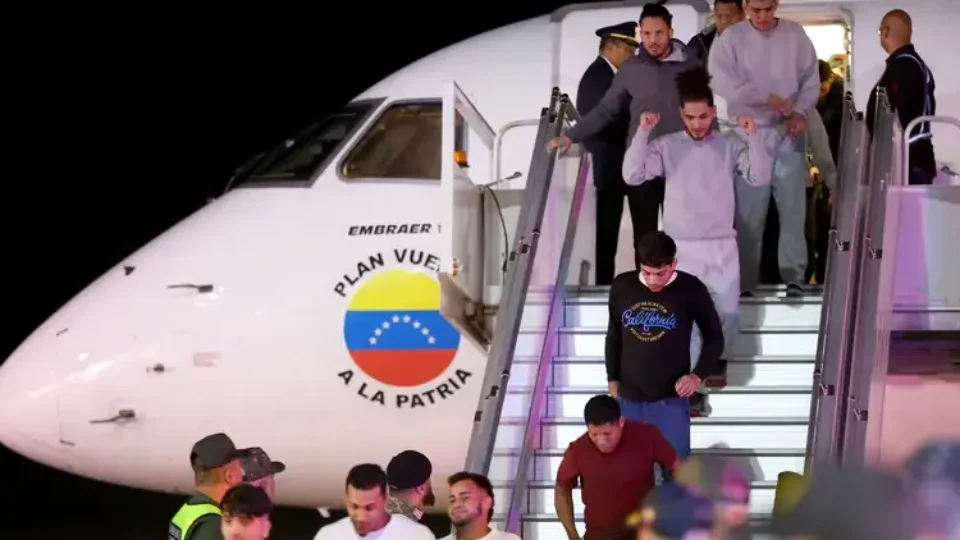 Familiares pedem justiça para venezuelanos deportados e relatam prisão nos EUA.