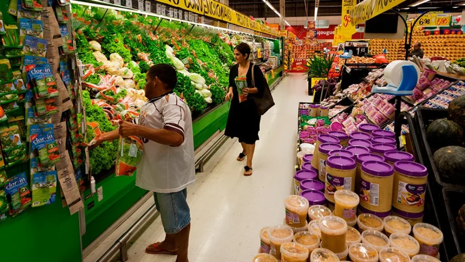 Abras aponta queda de 4,25% no consumo de brasileiros em fevereiro.