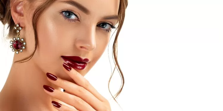 Unhas vermelho-cereja estão em alta! Veja como aderir à tendência.