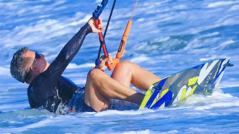Luciano Huck pratica kitesurf na Barra da Tijuca; veja fotos.