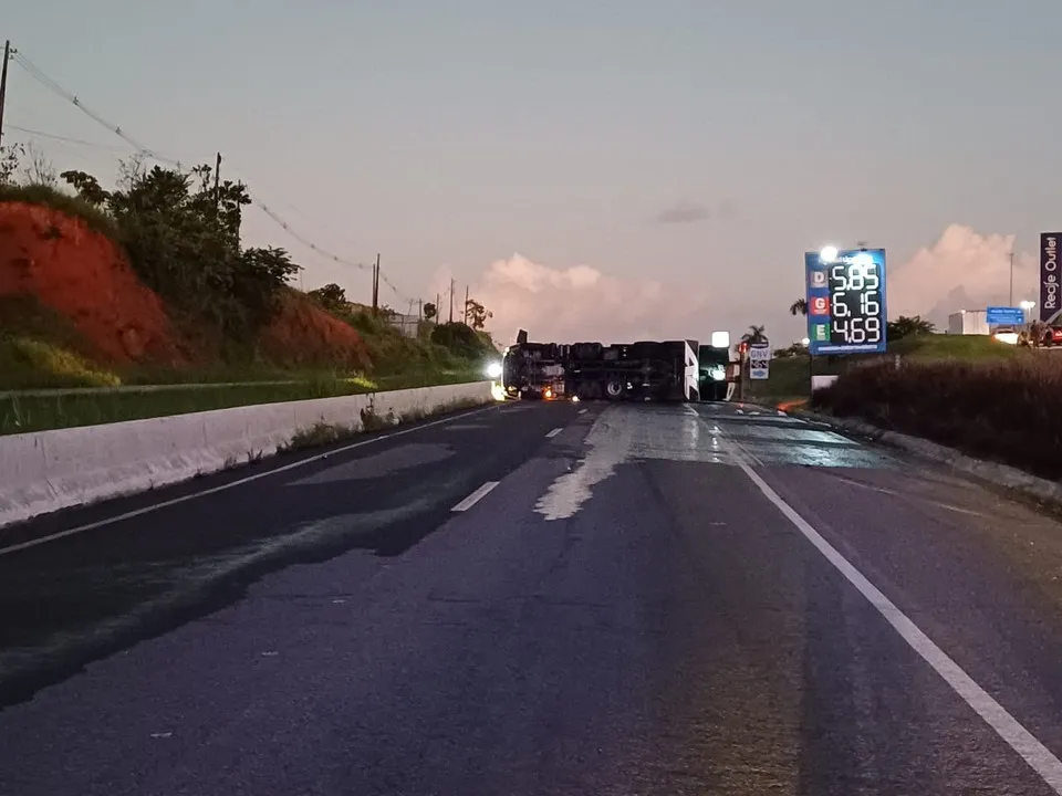 Caminhão-tanque tomba e interdita BR-232 em Moreno.