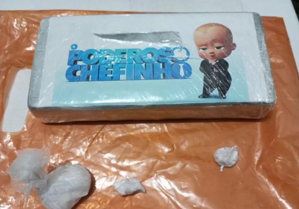 Homem é preso com 1 kg de cocaína embalada com imagem de filme infantil no Sertão de Pernambuco.