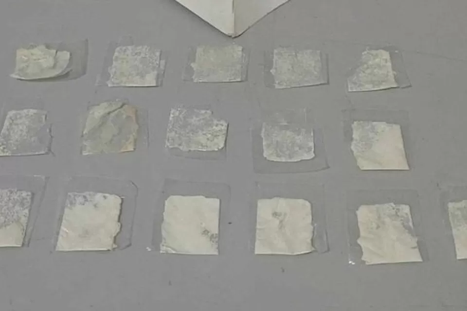 Criança leva cocaína para escola pensando que é doce, e PM é acionada.