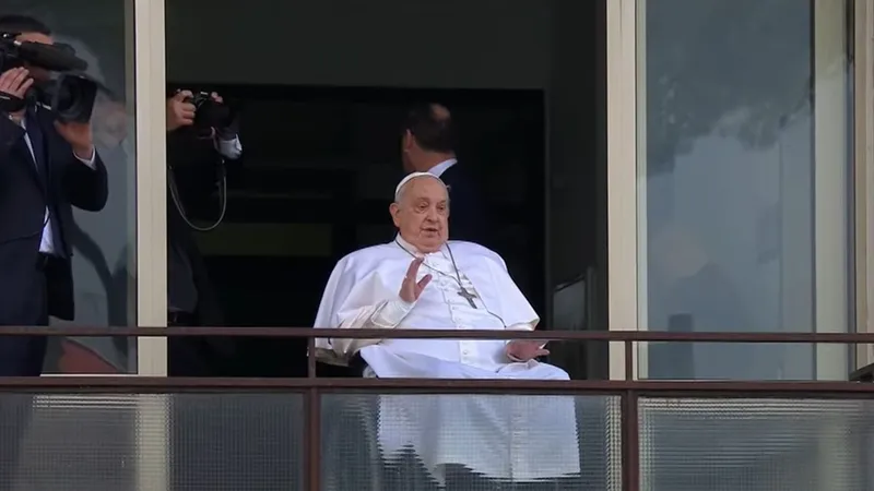 Papa Francisco faz primeira aparição pública desde internação e agradece aos fiéis após alta.