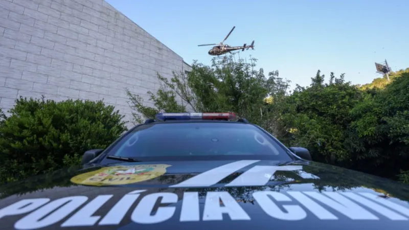 Polícia prende acusados de torturar turistas que teriam feito símbolo de facção em SC.