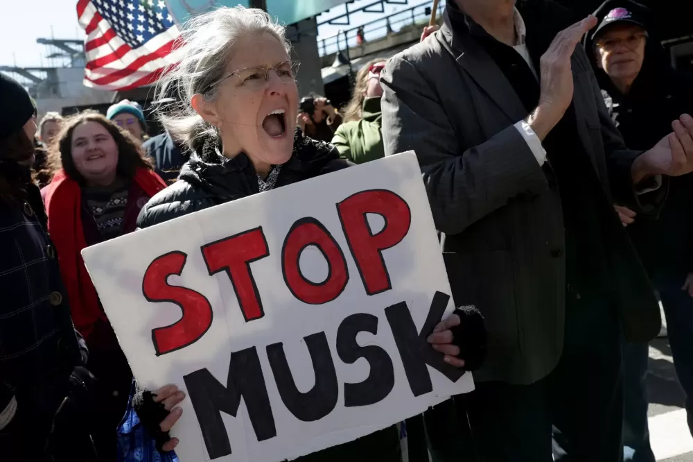 Sábado é marcado por manifestações em frente às lojas da Tesla nos Estados Unidos.
