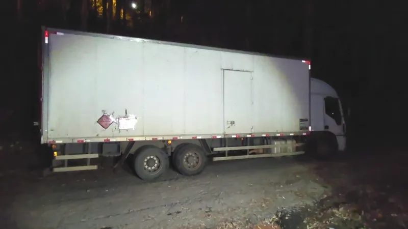 Bandidos roubam caminhão lotado de armas e munições e obrigam motorista a ajudar.