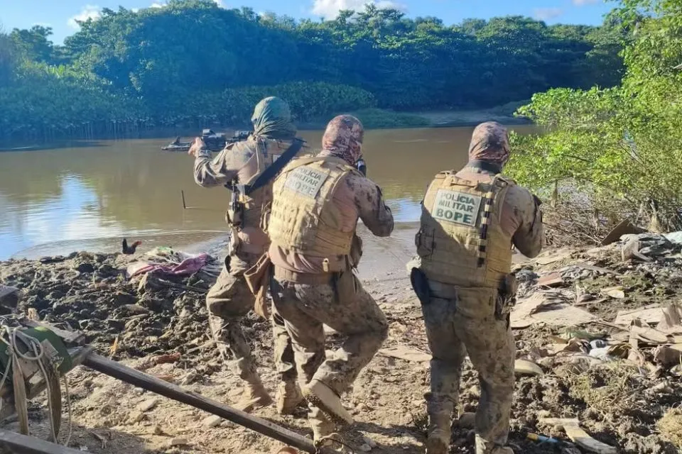 Operação IARA apreende 17 armas, quase 4 mil munições e drogas no Recife.