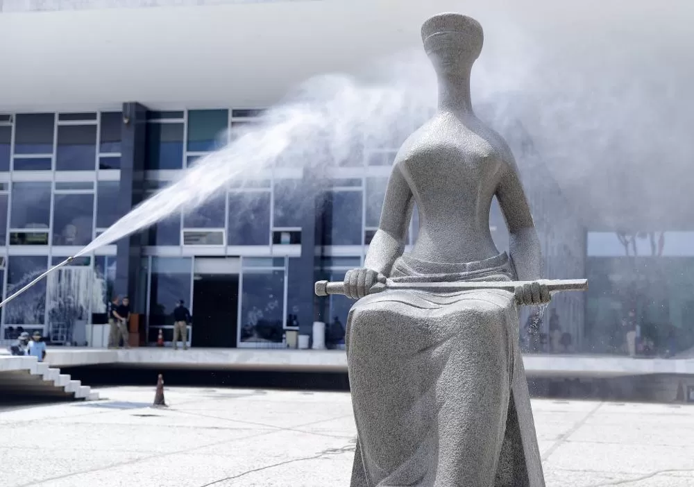 14 anos de prisão? Ok, não é só pela estátua. Mas e o resto?