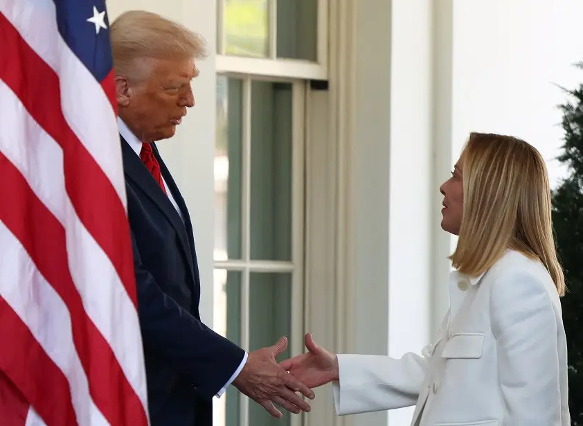 Trump diz que Meloni implorou por uma foto – ela diz que ele inventou essa história