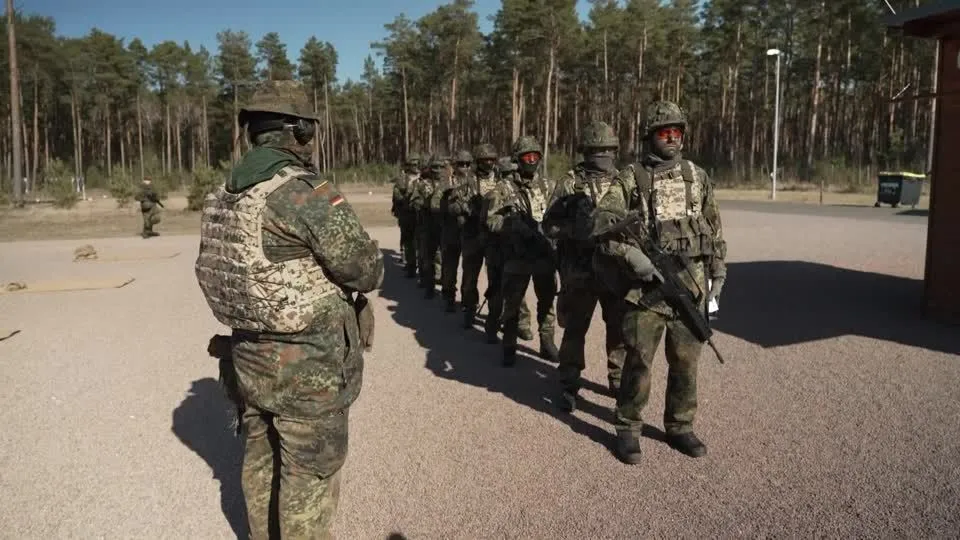 Alemanha desbloqueia bilhões de euros para investir nas Forças Armadas.