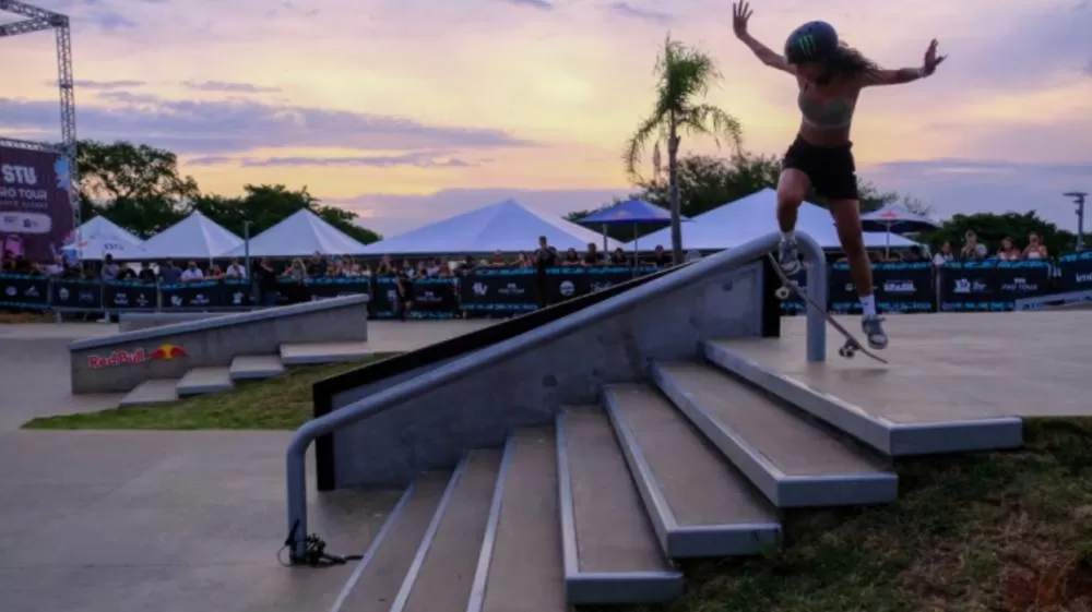 Rayssa Leal é campeã do STU de Skate Street em Porto Alegre.