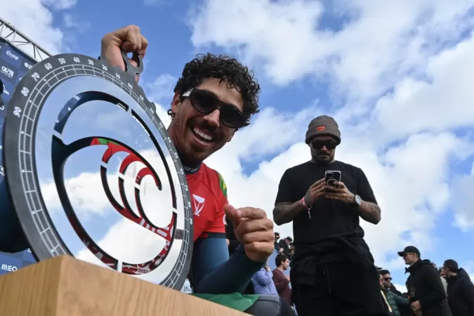 Yago Dora bate Ítalo Ferreira e vence etapa do Mundial de Surfe em Peniche.