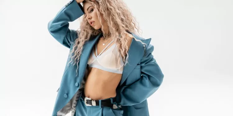 A tendência por trás das roupas que estão bombando na geração Z!