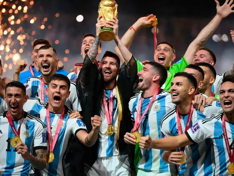 Após Raphinha provocar, Argentina irá exibir taça da Copa durante jogo contra o Brasil.