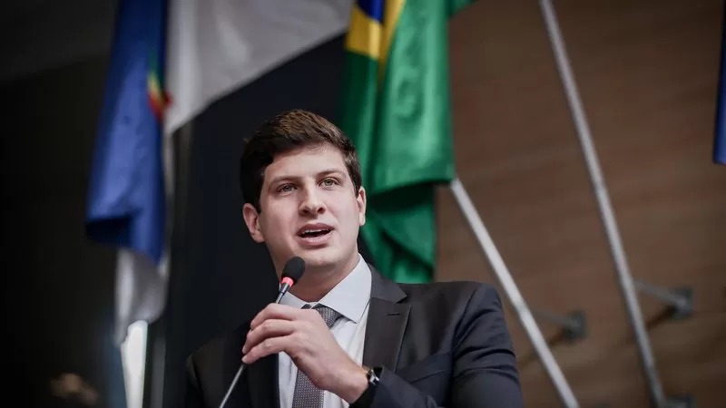 TCE aponta superfaturamento milionário em compra de livros para educadores na gestão de João Campos; saiba detalhes.