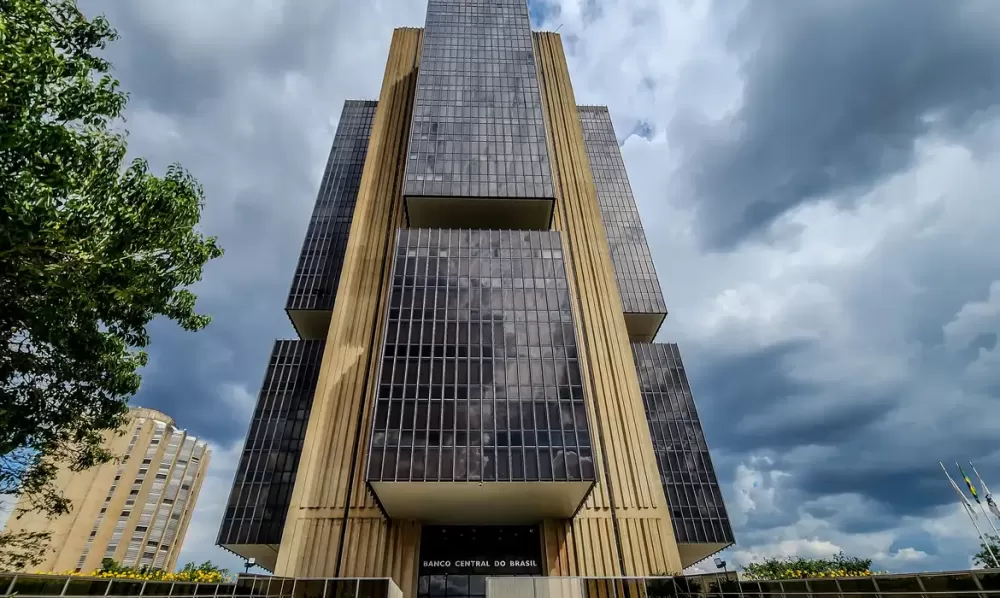 Ata do Copom reforça incertezas por tarifas, e reitera nova alta da Selic em maio.