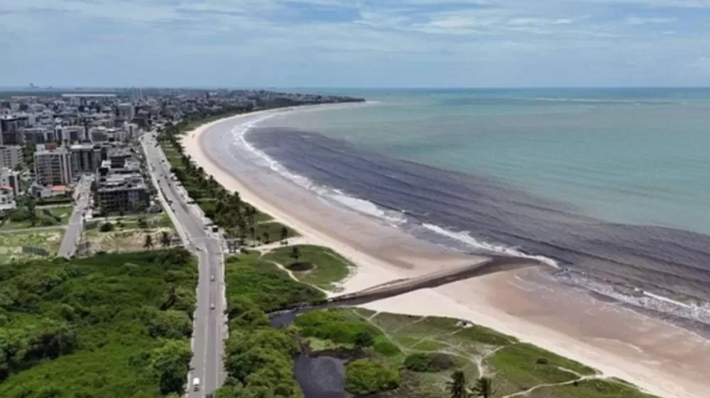 PB: mancha escura no mar tem coliformes e possível contaminação.