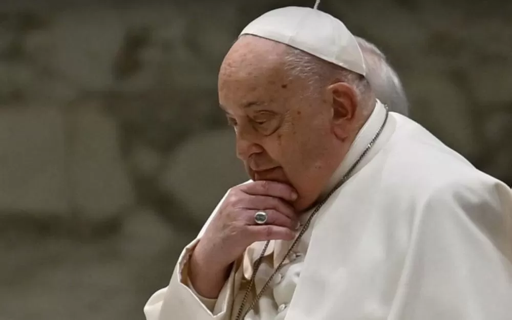 Médicos cogitaram suspender tratamento e deixar papa Francisco morrer.