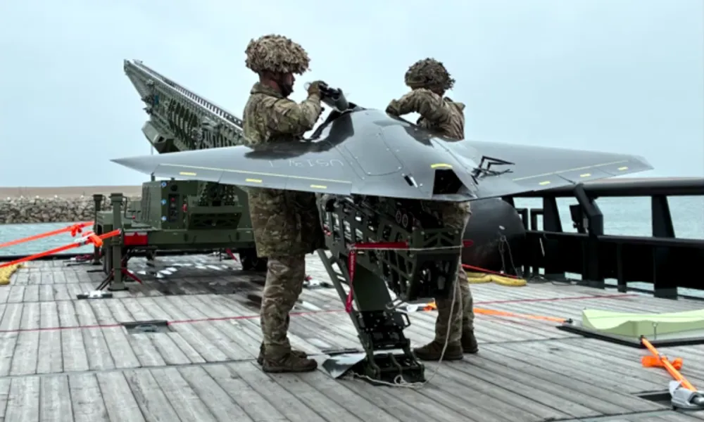 Vídeo: Marinha britânica testa drone com capacidade de ataque no mar