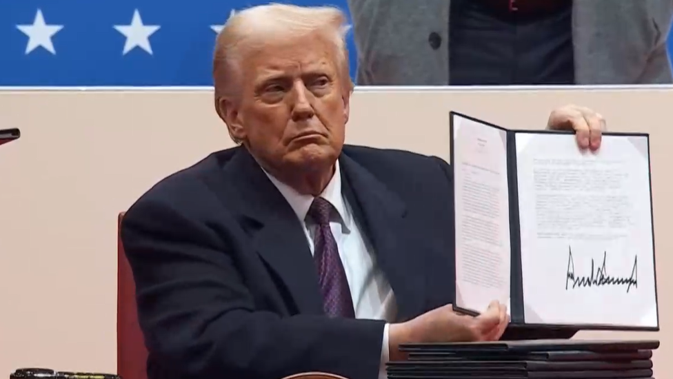 Trump anuncia tarifas de 25% sobre carros importados.