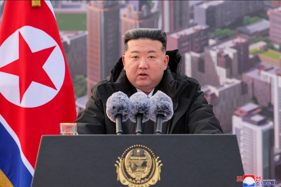 Líder da Coreia do Norte supervisiona teste de drones suicidas com IA, diz KCNA.