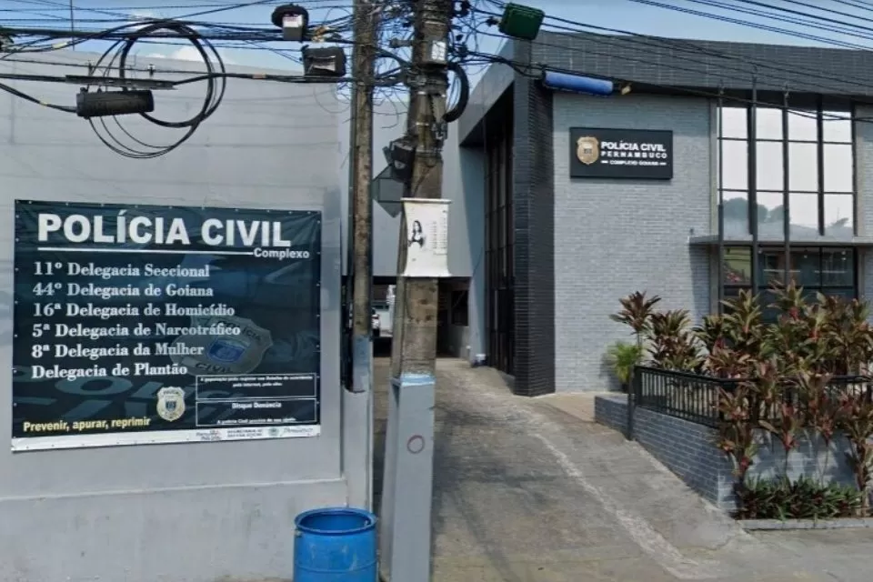 Criança de 4 anos é encontrada amarrada no quintal de casa; mãe e padrasto são presos em flagrante.